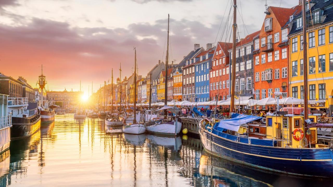 Amazing Near Tivoli Gardens & Hall Square Copenhagen